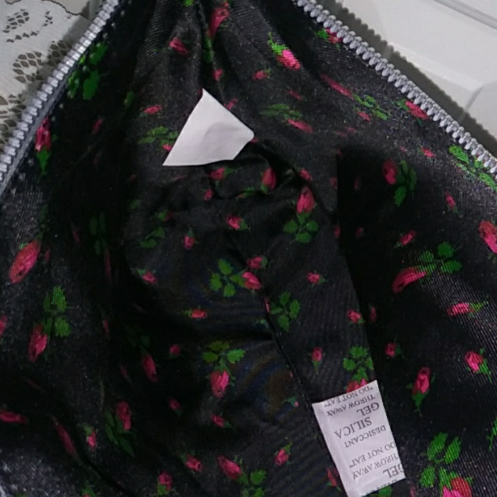 Betsey Johnson Puppy Cosmetic Bag NWT - Picture 4 of 4